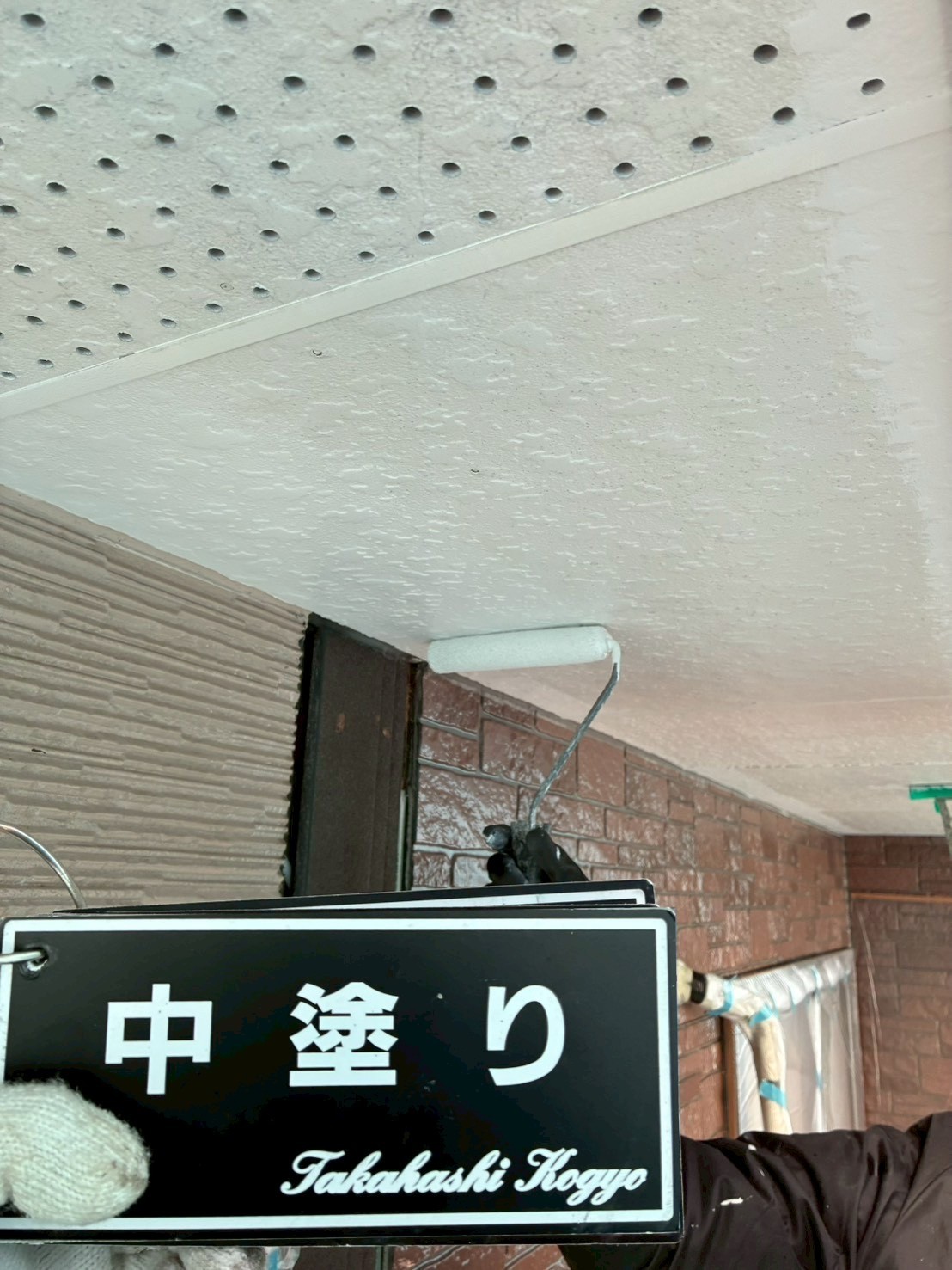 軒天中塗り作業