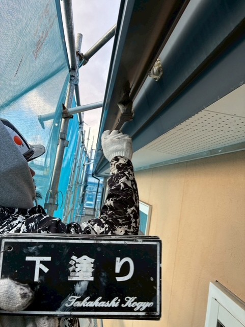 雨樋破風板下塗り作業
