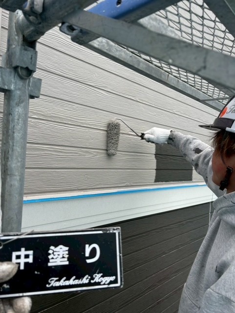 外壁中塗り作業