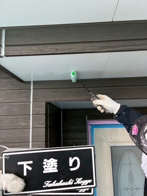 軒天下塗り作業