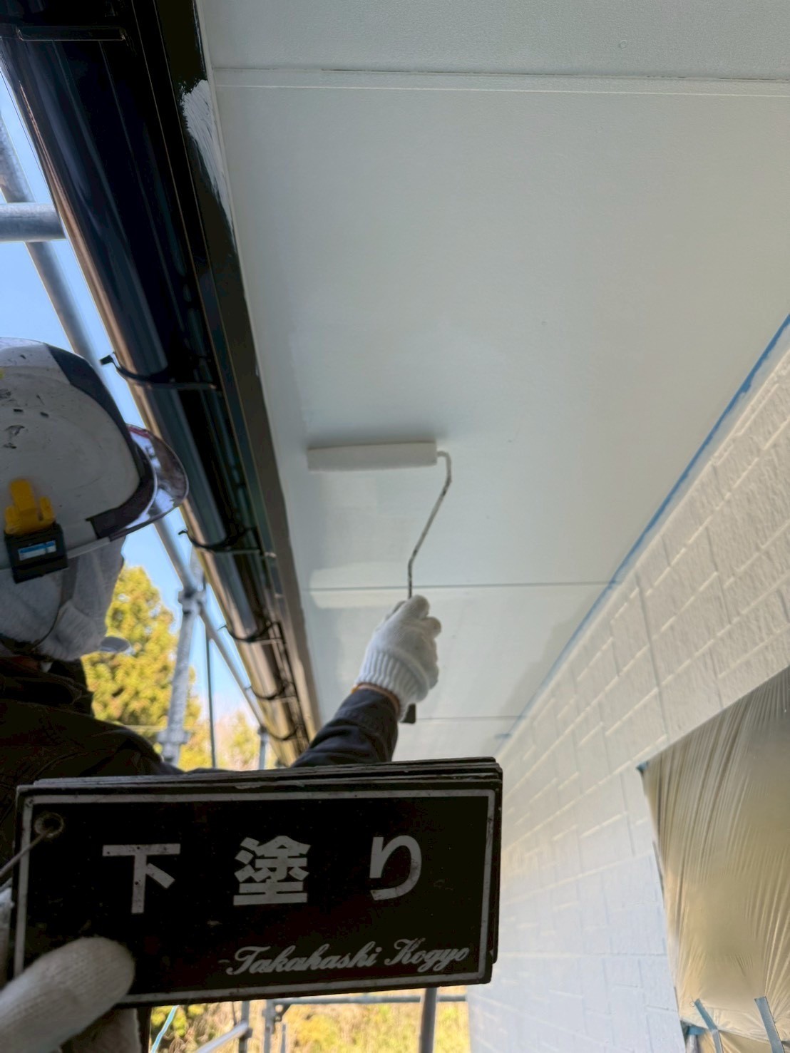 軒天下塗り作業