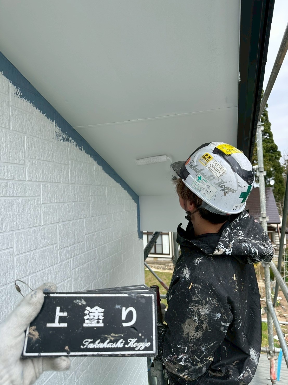軒天上塗り作業