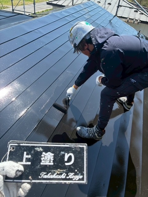 屋根上塗り作業
