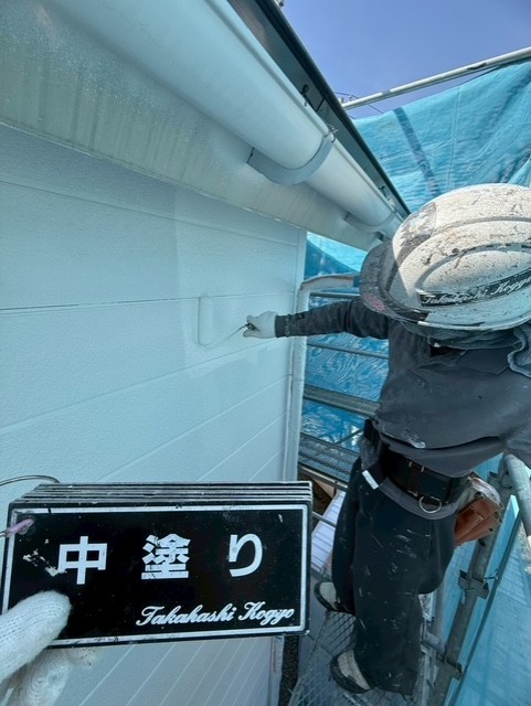 外壁中塗り作業