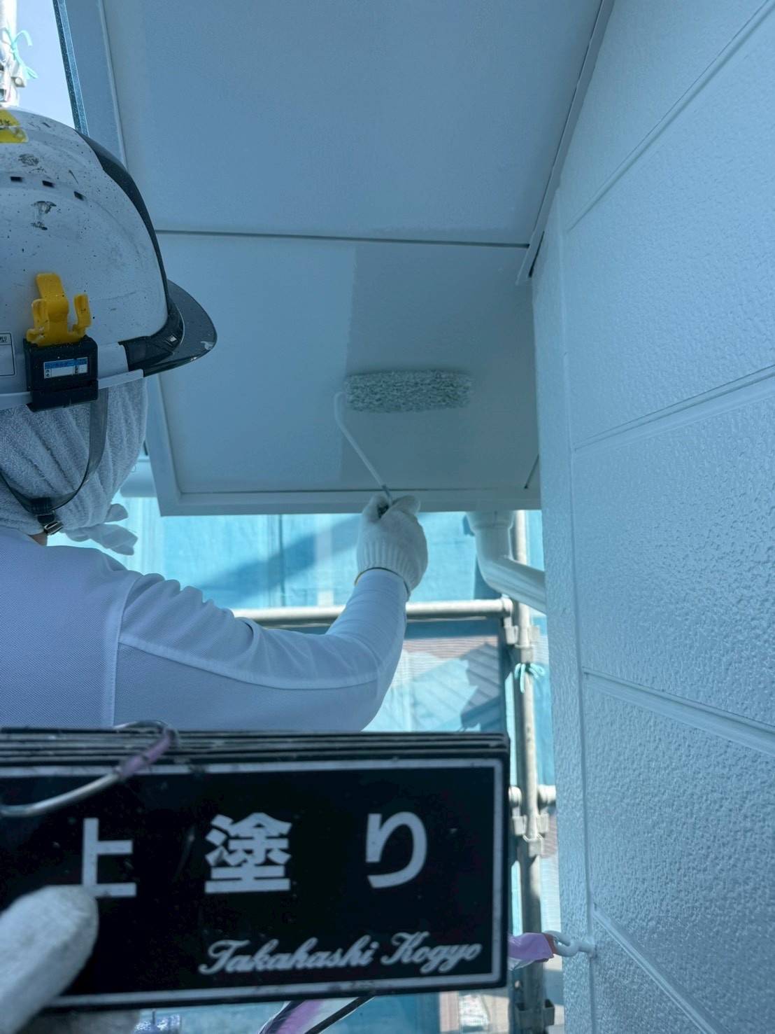 軒天上塗り作業