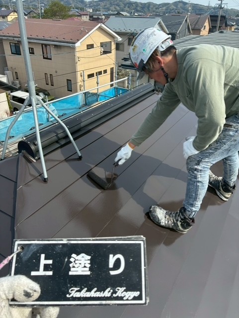 屋根上塗り作業