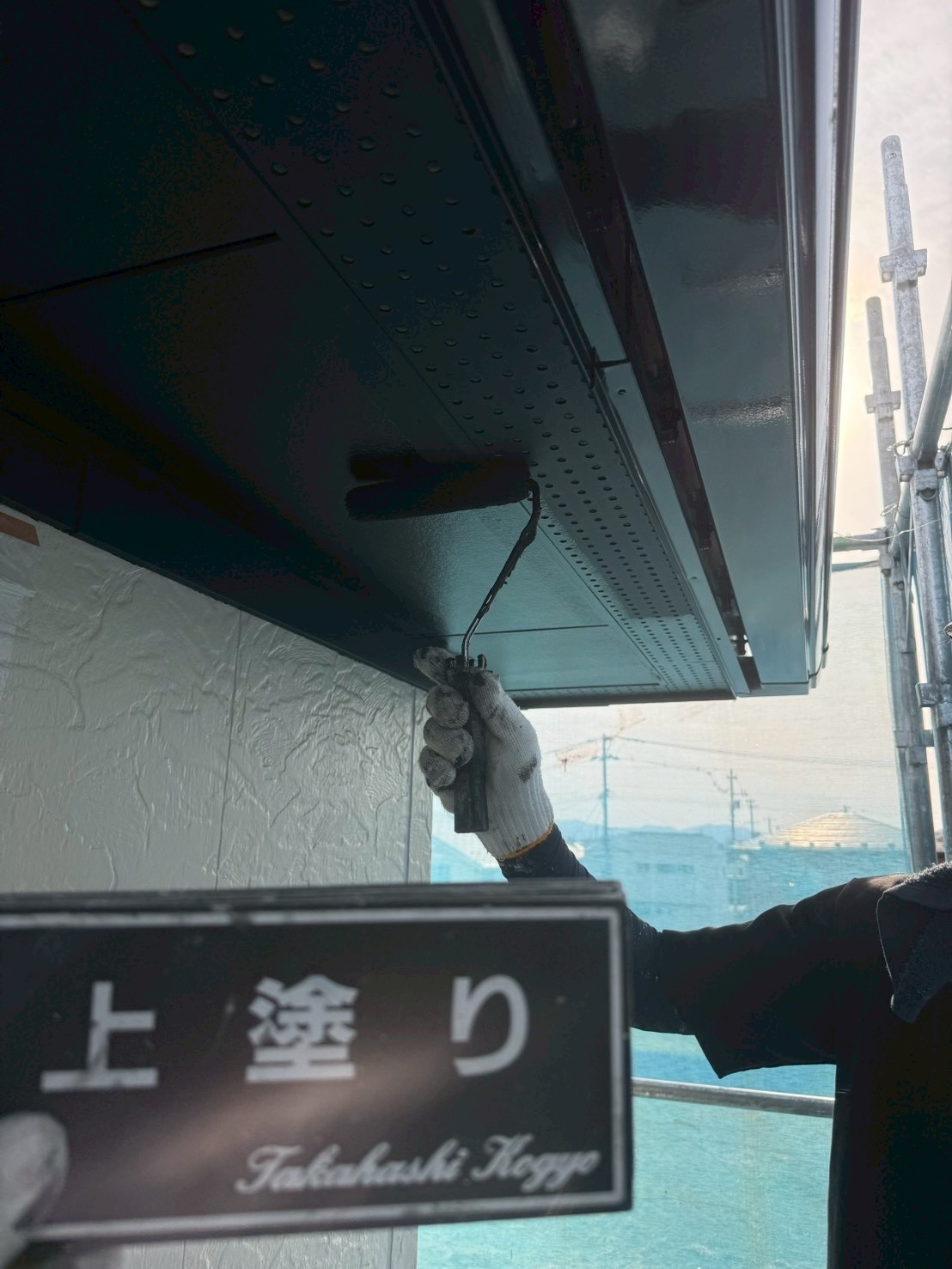 軒天上塗り作業