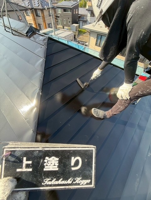 屋根上塗り作業