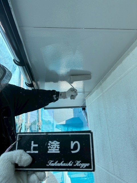 軒天上塗り作業
