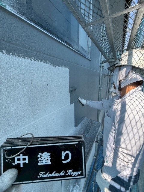 外壁中塗り作業