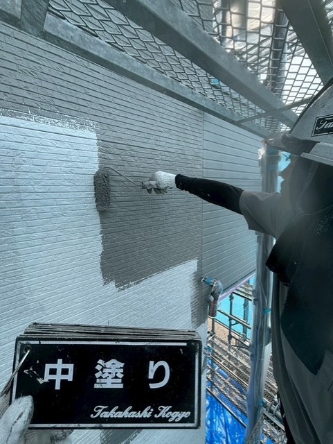 外壁中塗り作業