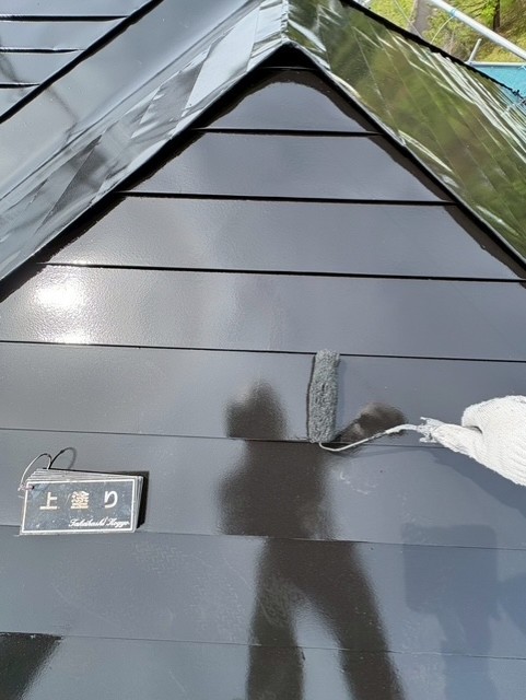 屋根上塗り作業