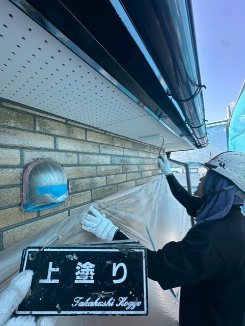 軒天上塗り作業