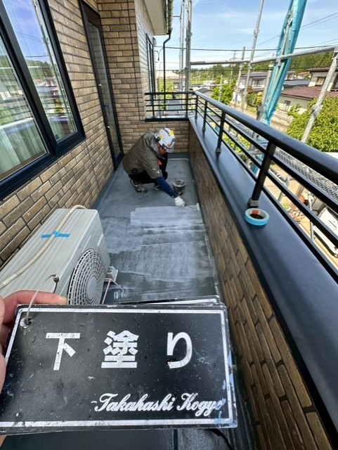 ベランダ床下塗り作業