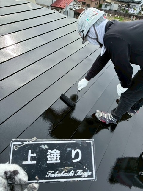 屋根上塗り作業