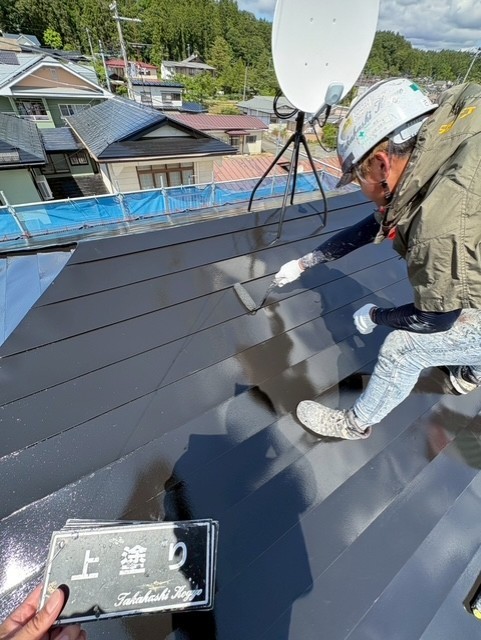 屋根上塗り作業