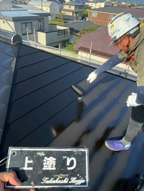 屋根上塗り作業