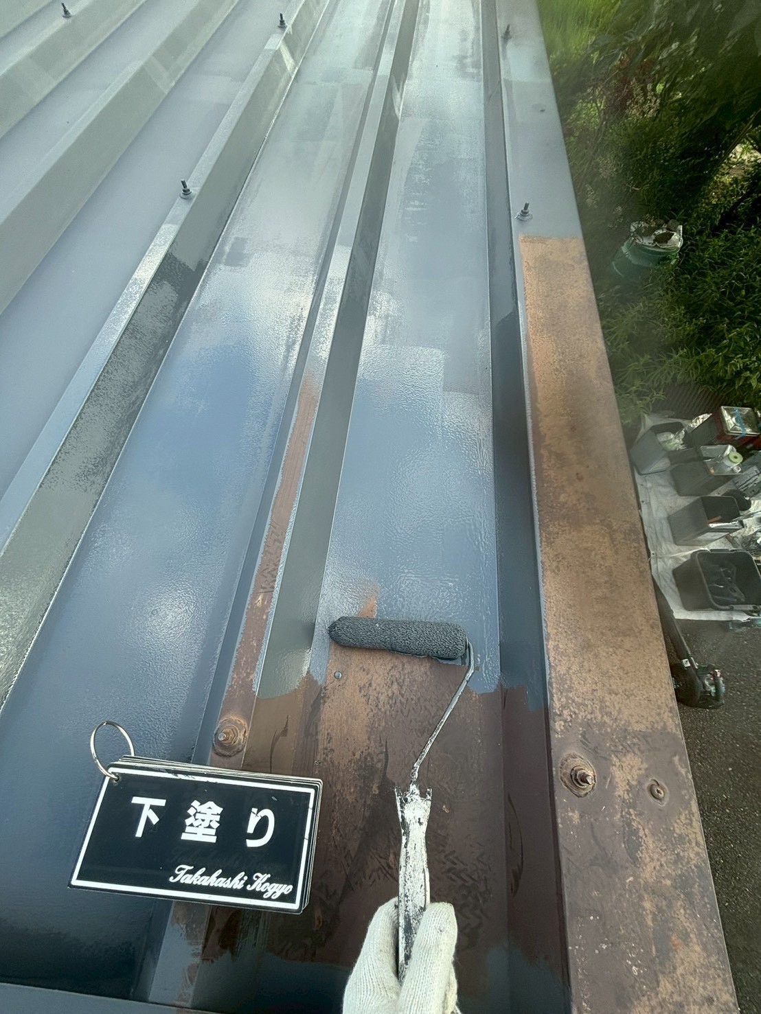 小屋屋根下塗り作業