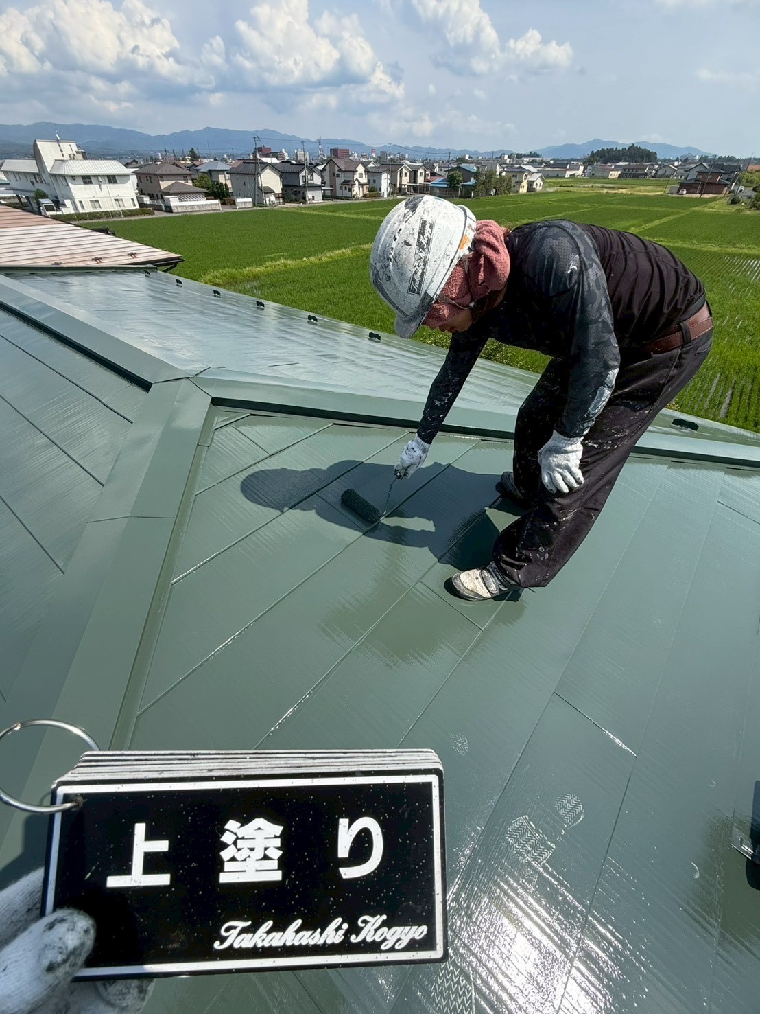 屋根上塗り作業