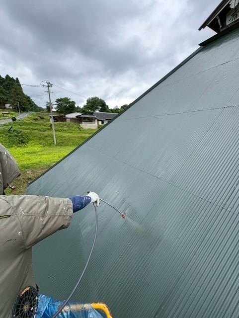 屋根上塗り作業