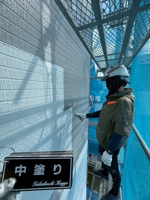 外壁中塗り作業