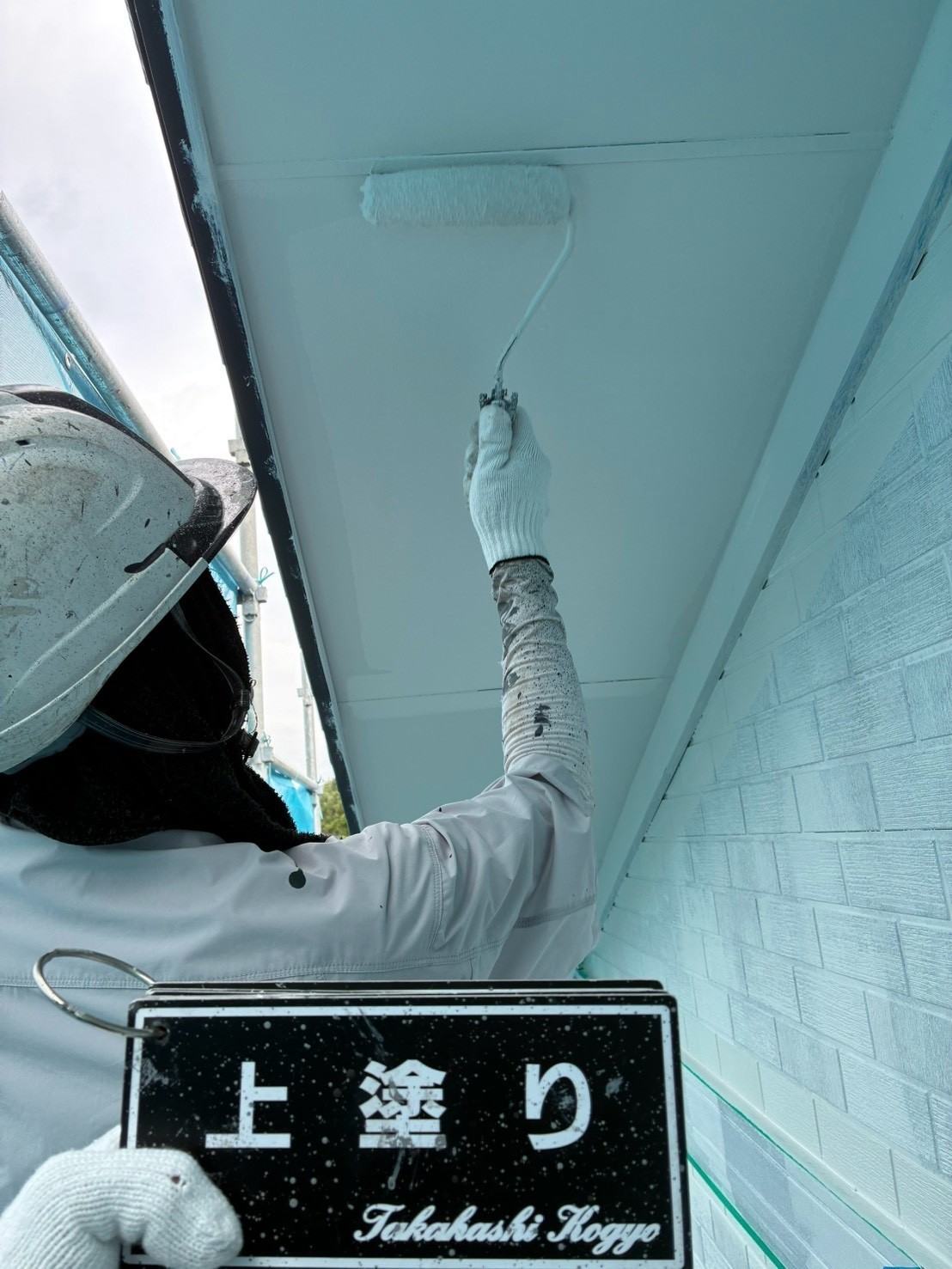 軒天上塗り作業