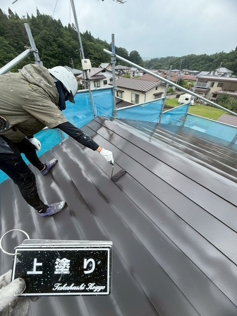 屋根上塗り作業