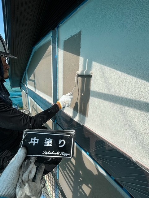 外壁中塗り作業