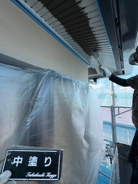 軒天中塗り作業