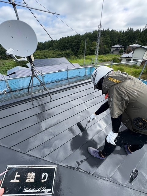 屋根上塗り作業