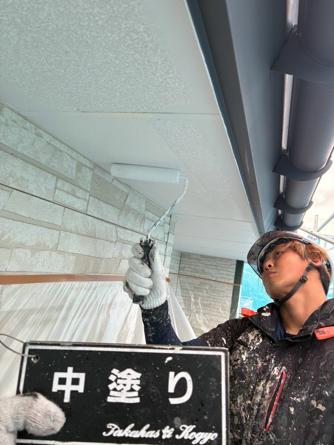 軒天中塗り作業