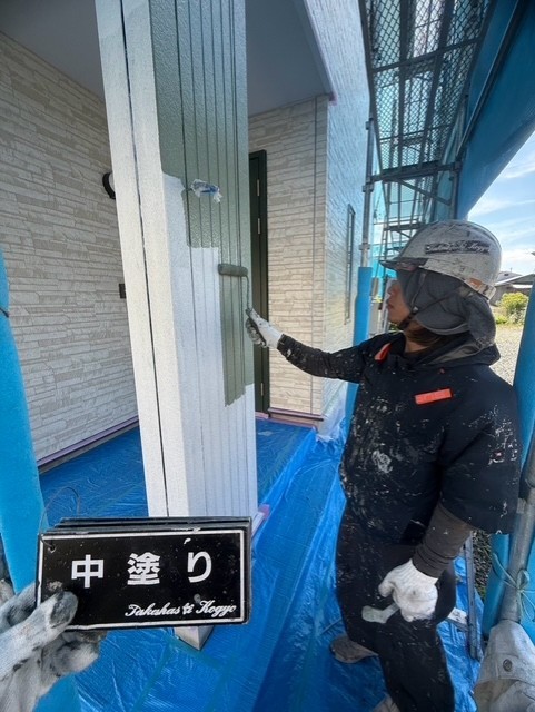 外壁中塗り作業