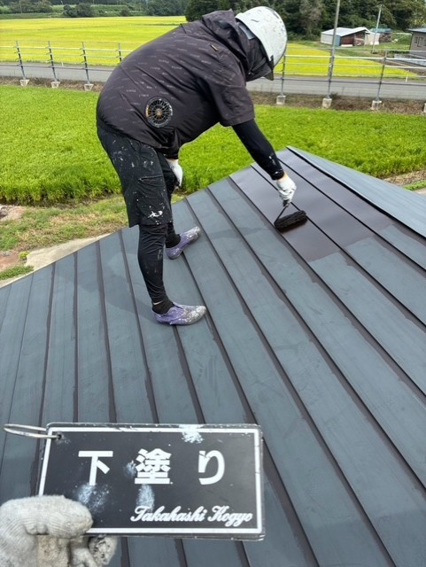 小屋屋根下塗り作業