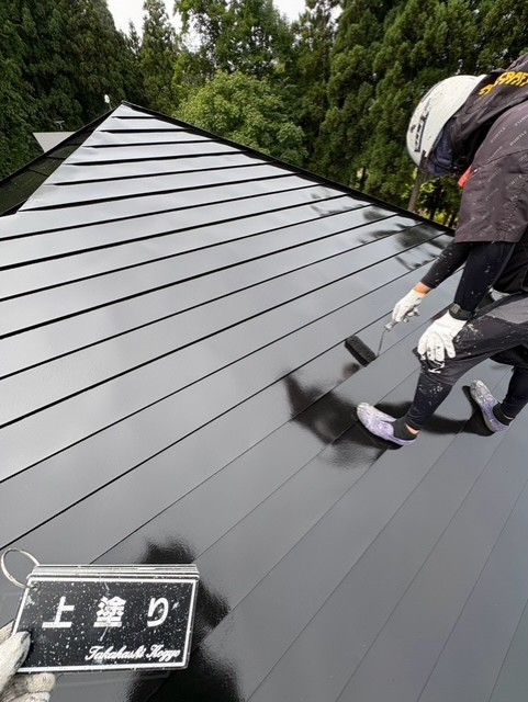 屋根上塗り作業