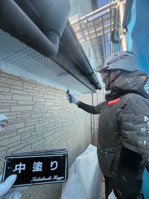 軒天中塗り作業