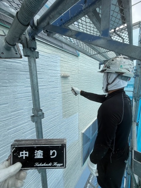 外壁中塗り作業