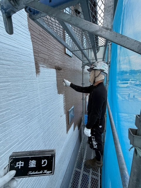 外壁中塗り作業