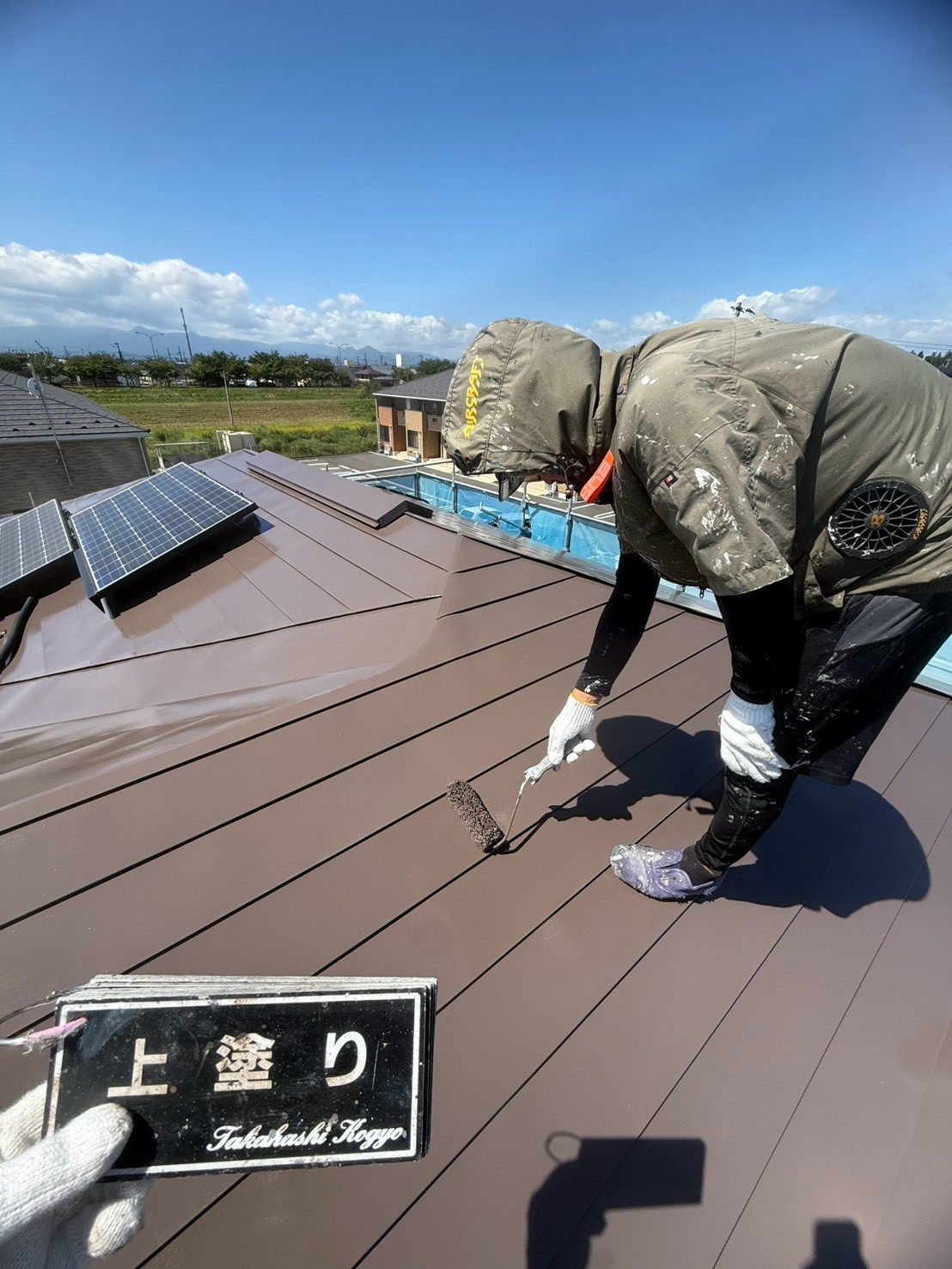 屋根上塗り作業