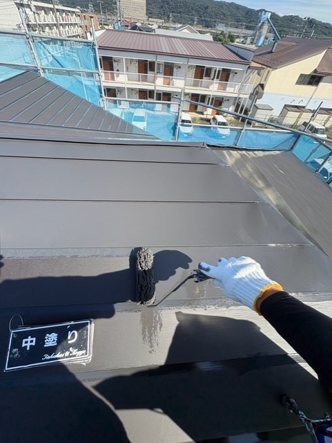 屋根中塗り作業
