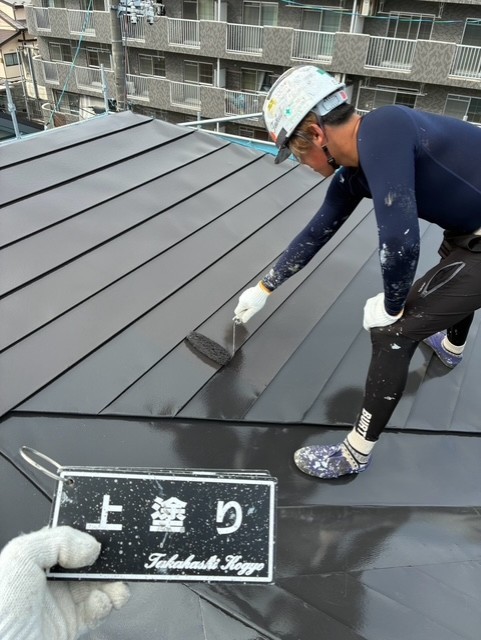 屋根上塗り作業