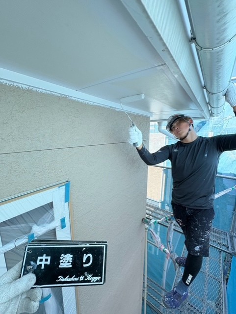 軒天中塗り作業