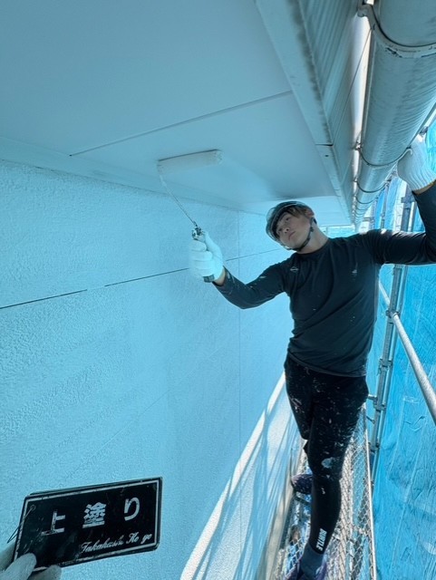 軒天上塗り作業