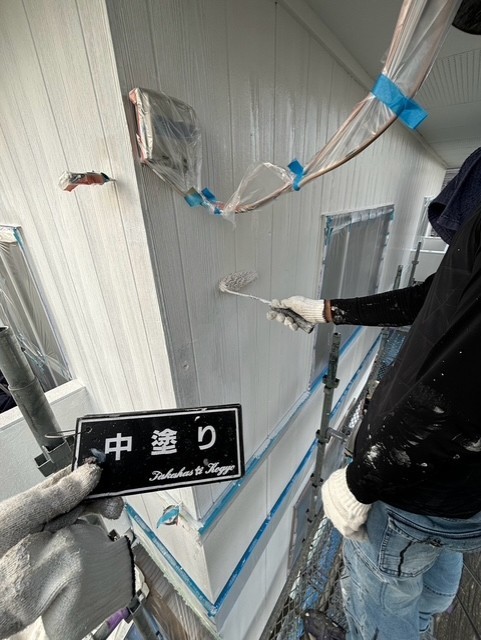 外壁中塗り作業
