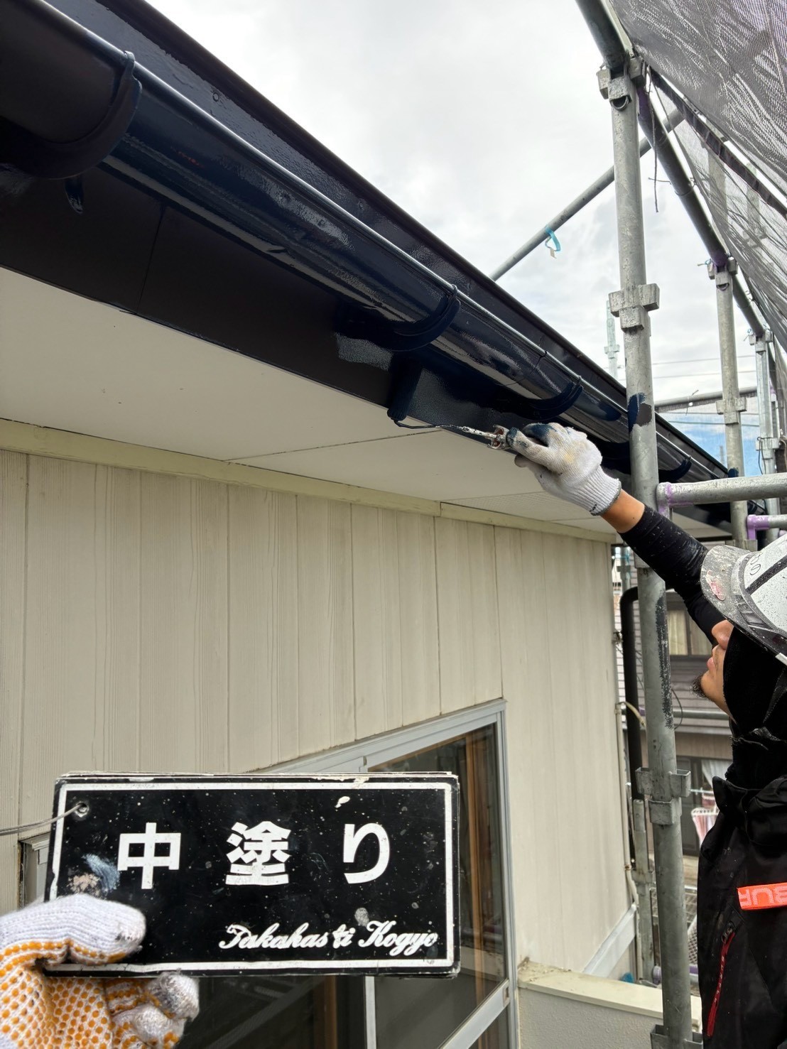 雨樋中塗り作業