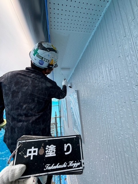 軒天中塗り作業