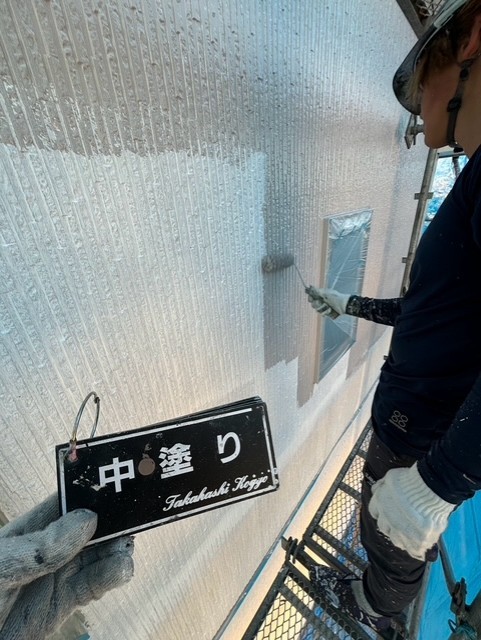 外壁中塗り作業