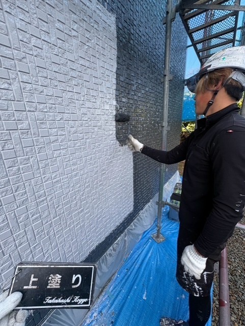 外壁中塗り作業