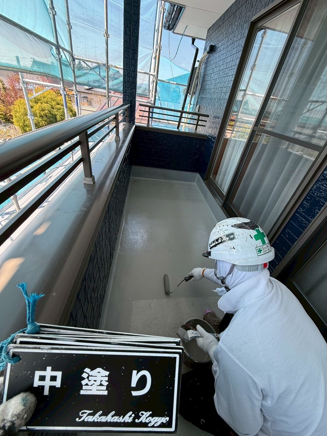 母屋ベランダ床中塗り作業