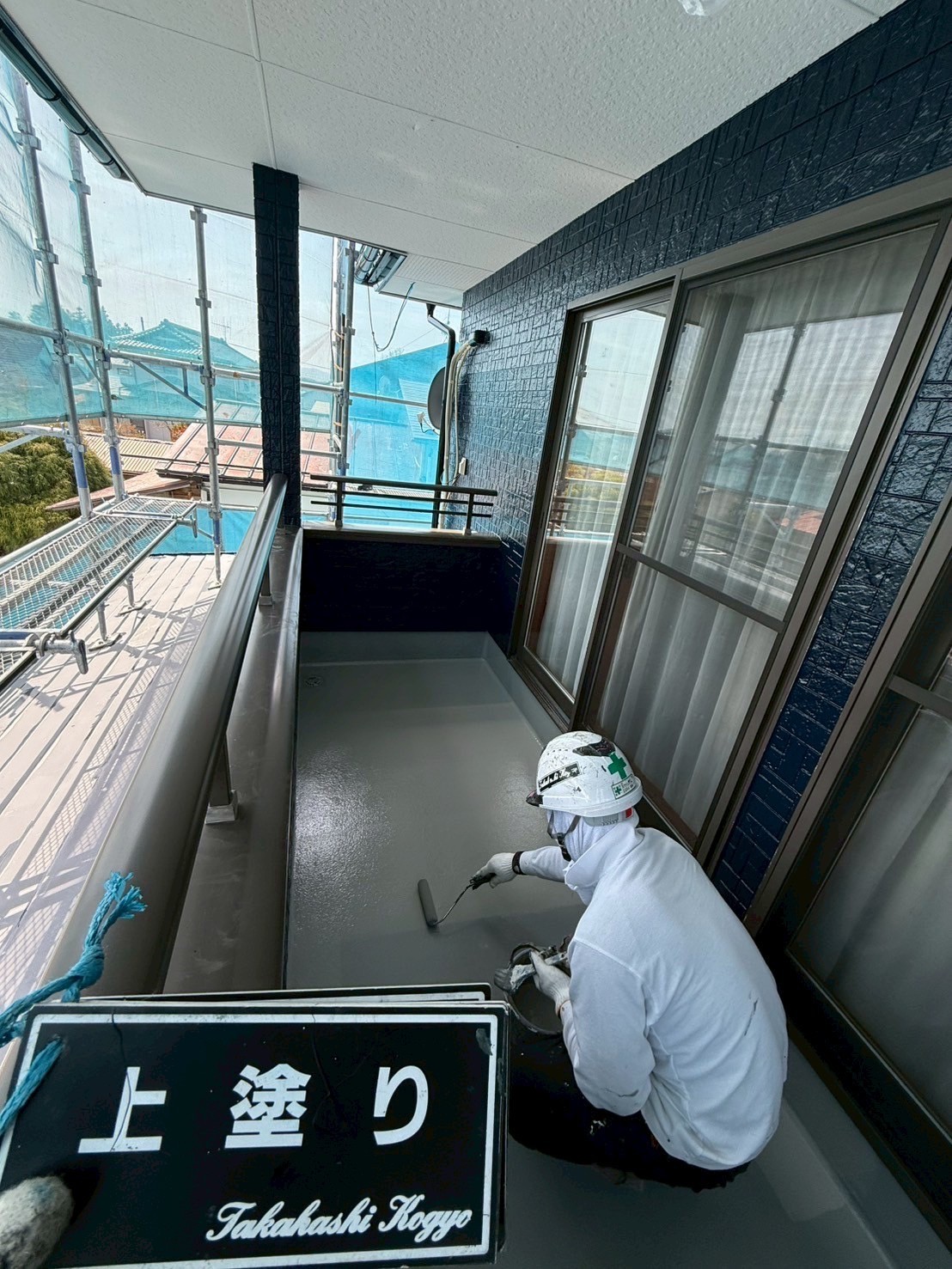 母屋ベランダ床上塗り作業