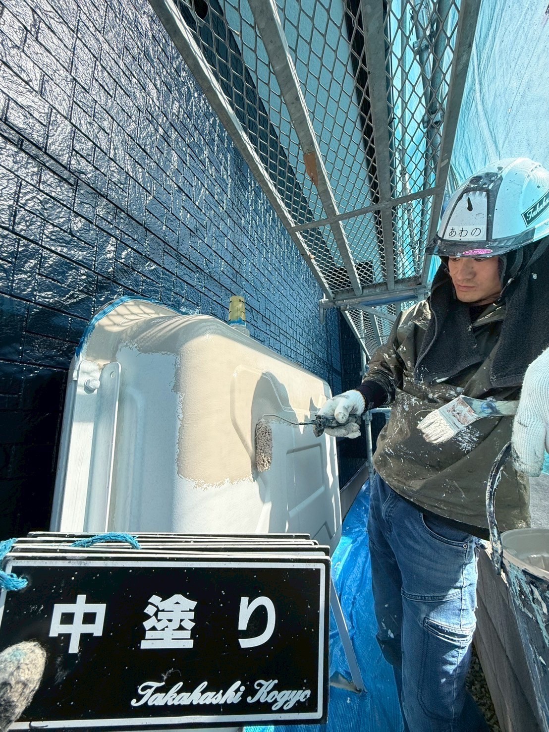 母屋ホームタンク中塗り作業